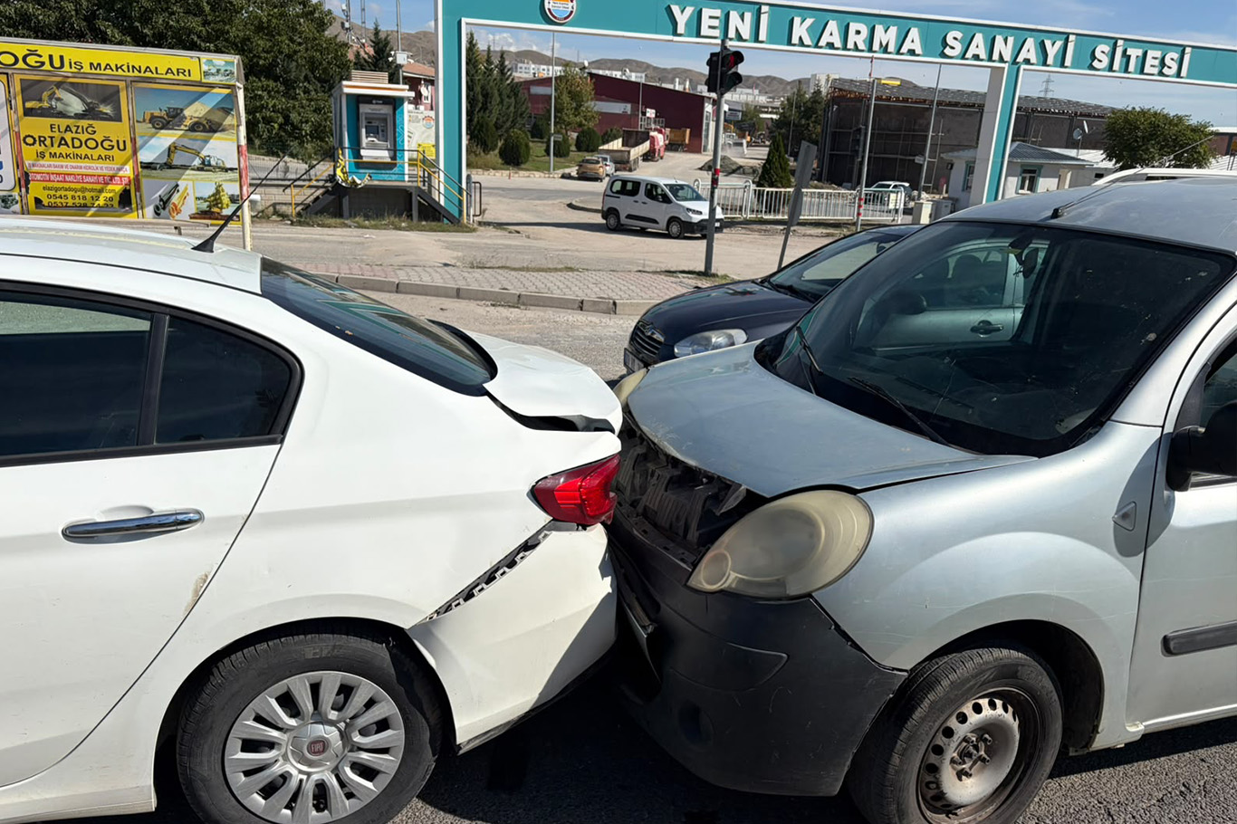 Elazığ-Bingöl karayolunda 4 araç birbirine girdi
