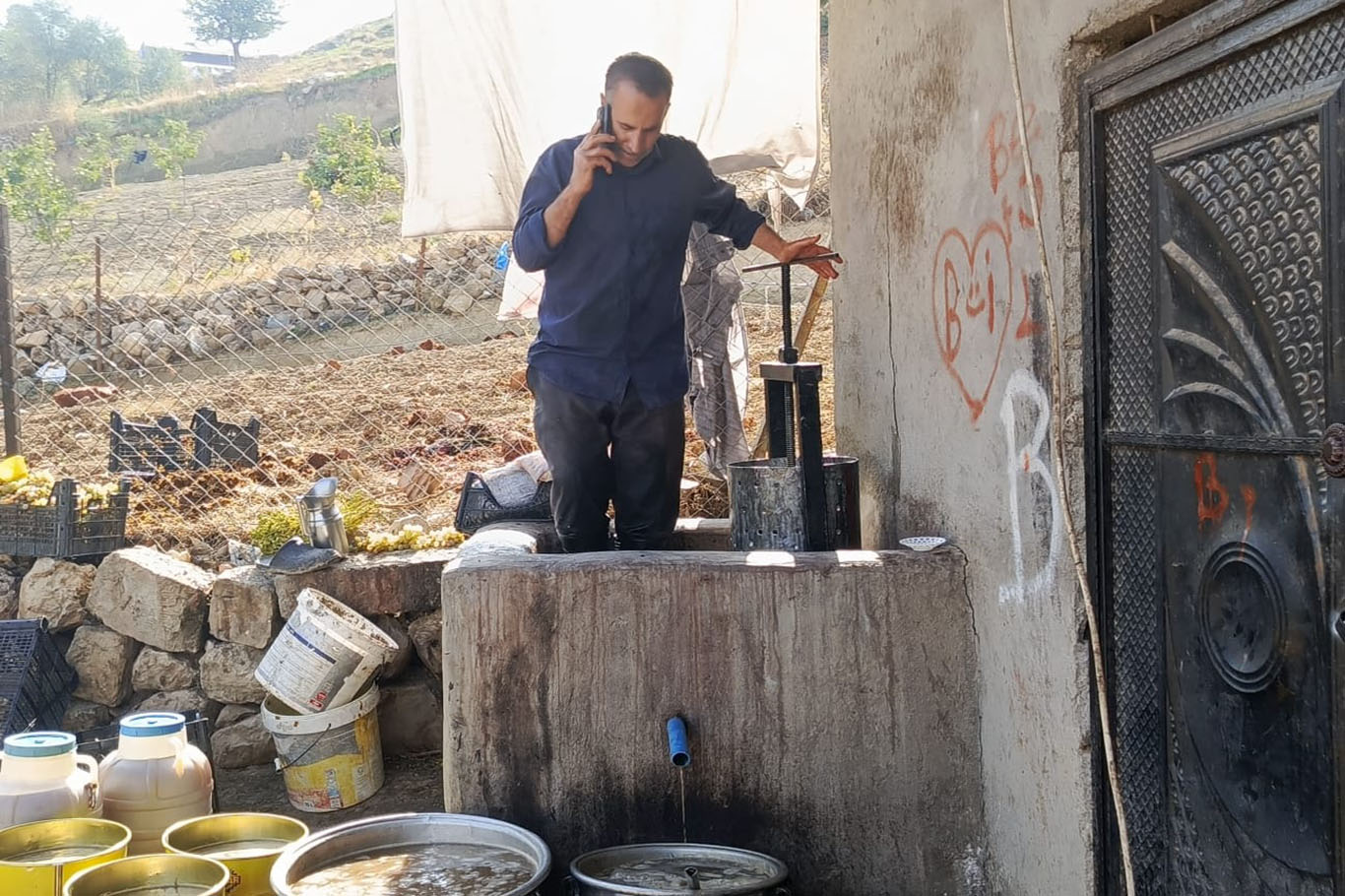 Üzümden pekmez, pestil ve cevizli sucuk yapılıyor