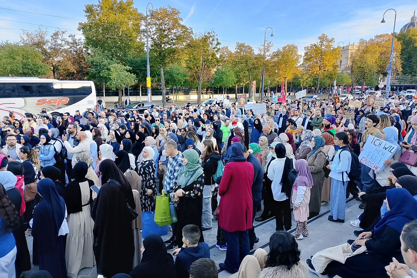 Avusturya'da başörtüsü yasağı protestosu