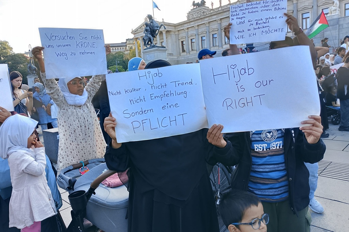 Avusturya'da başörtüsü yasağı protestosu