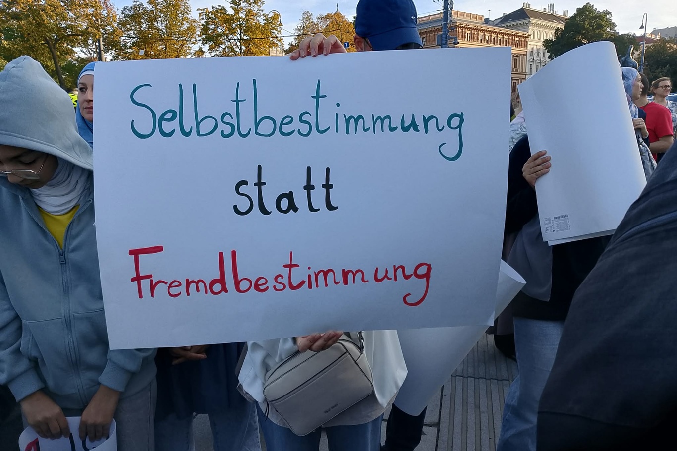 Avusturya'da başörtüsü yasağı protestosu