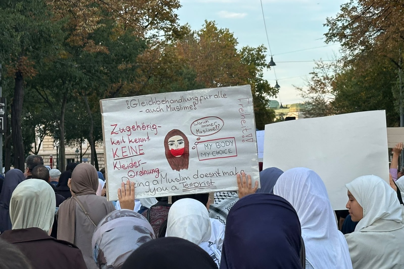 Avusturya'da başörtüsü yasağı protestosu