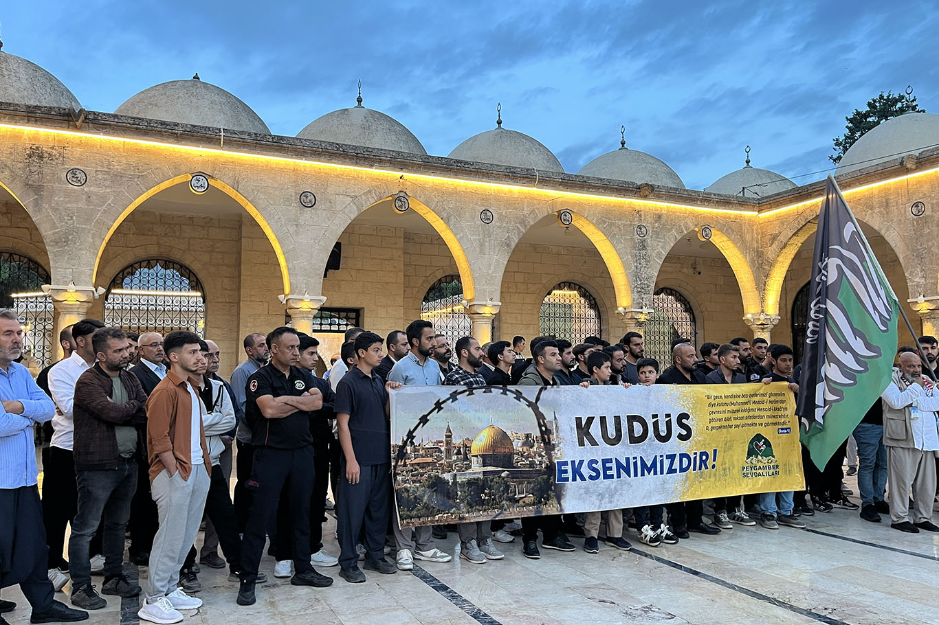 Şanlıurfa'da Mescid-i Aksa'ya destek için sabah namazında buluştular