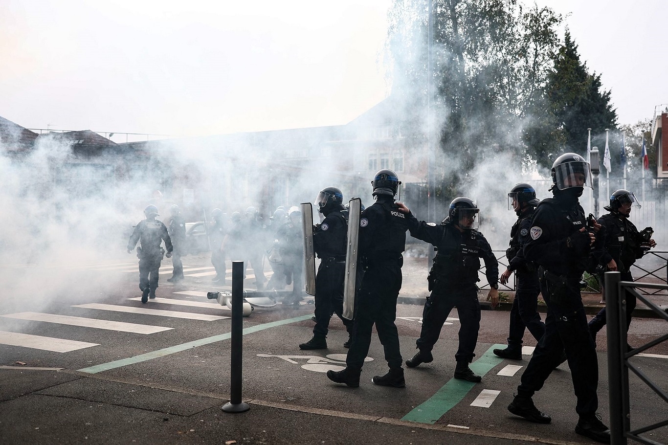 French police arrest nearly 1, 900 people during high school protests