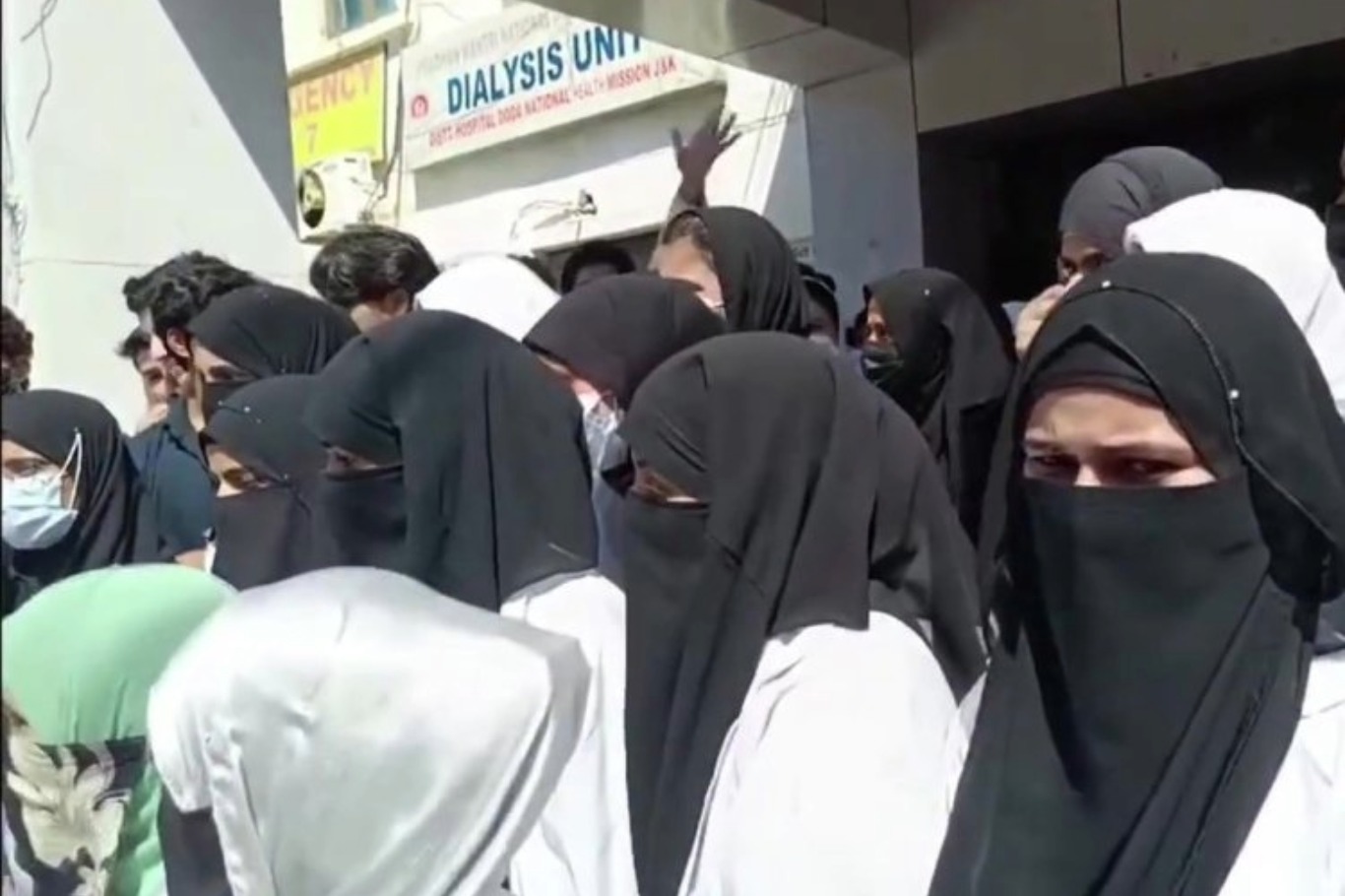 احتجاجات في كشمير المحتلة بعد منع طالبات التمريض من ارتداء الحجاب