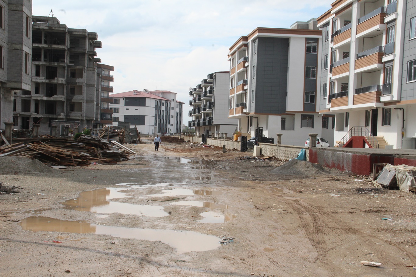 Batman'da yağmur sonrası yollar çamura döndü: Mahalle sakinleri altyapı bekliyor