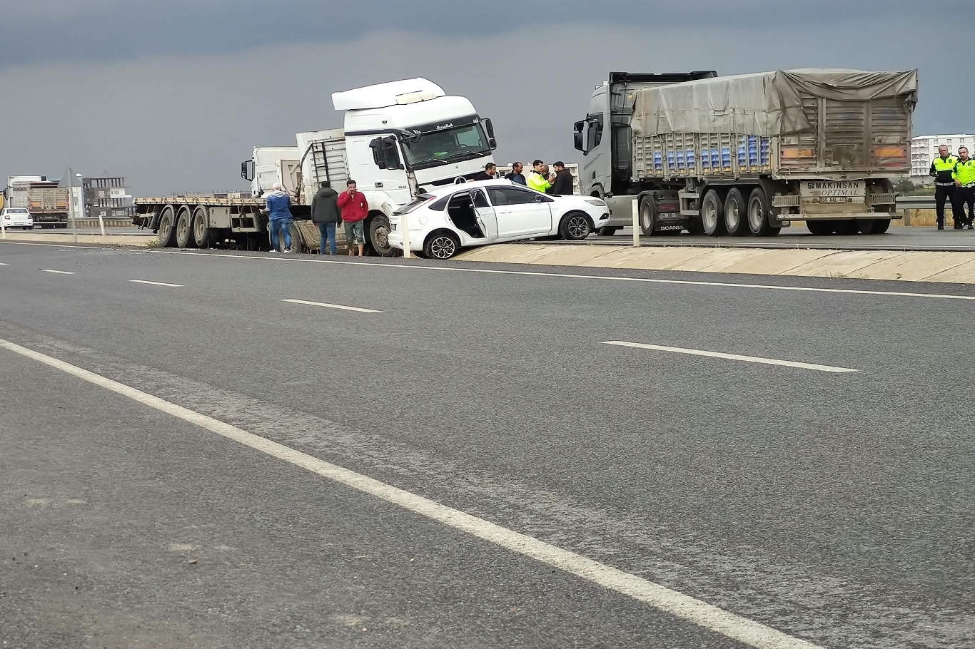 Diyarbakır'da otomobil ile tır çarpıştı