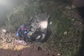 Batman’da uçuruma yuvarlanan otomobilde sıkışan sürücü kurtarıldı