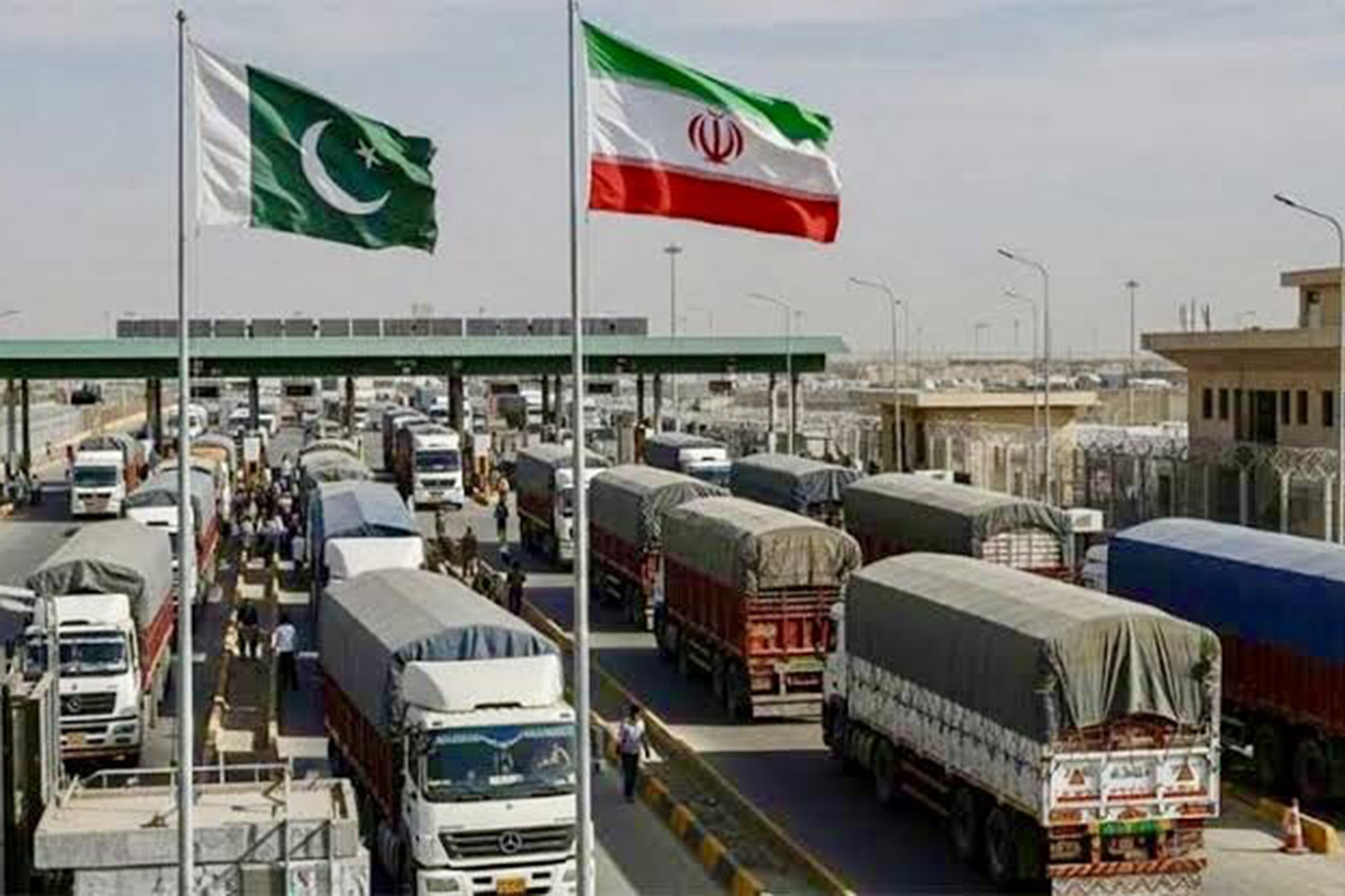 Pakistan İran sınırında ticareti durdurdu: Binlerce tır Belucistan'da mahsur kaldı