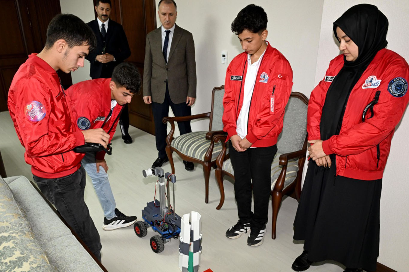 İnönü Üniversitesinin desteklediği genç mucitler, Rektör Akpolat ile buluştu