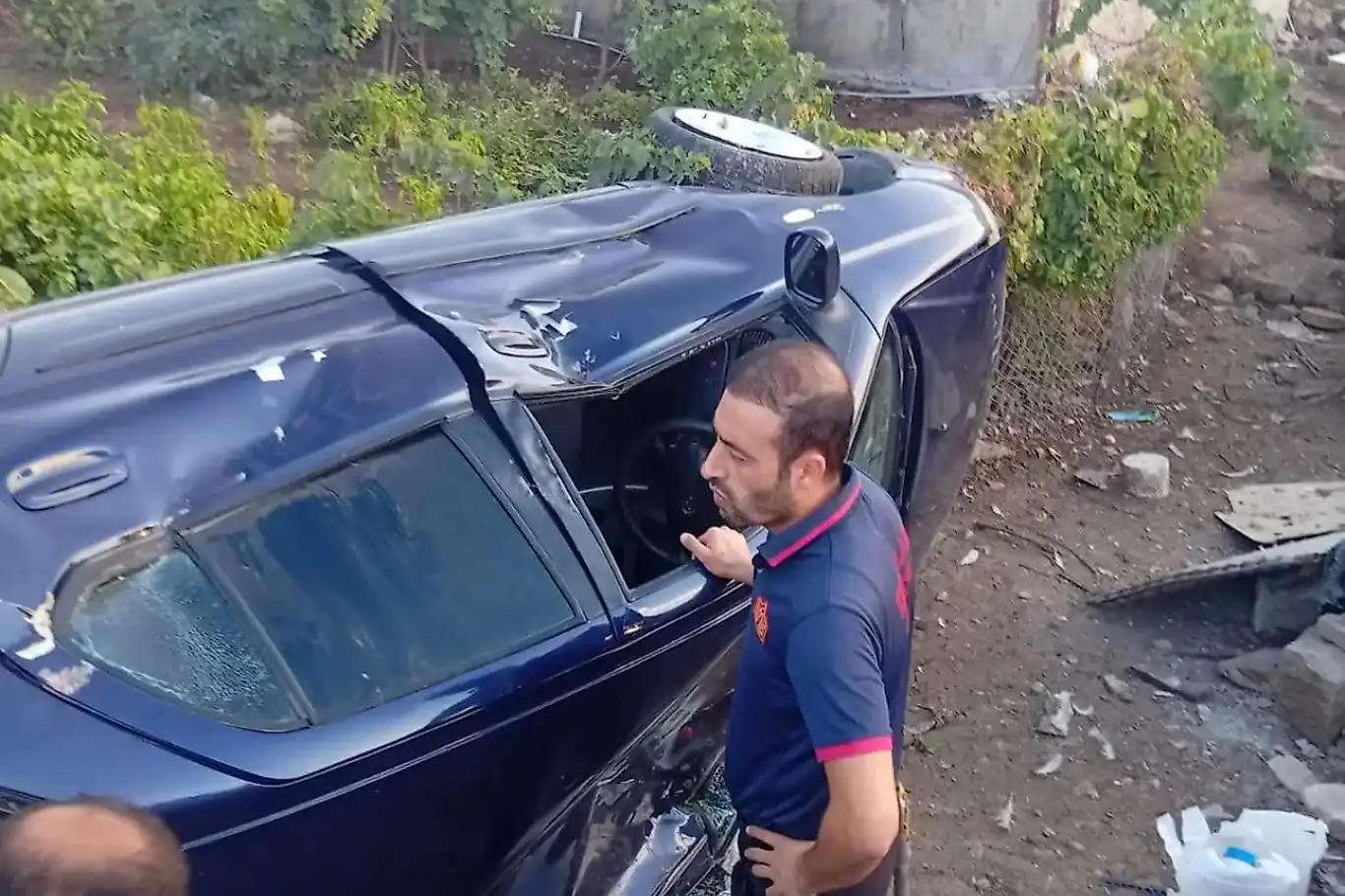 Siirt’te kontrolden çıkan otomobil bir evin bahçesine uçtu: 4 yaralı