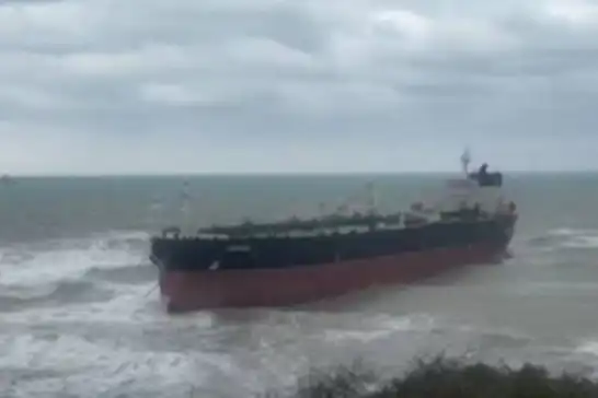 Sarıyer açıklarında karaya oturan 238 metrelik tanker kurtarıldı