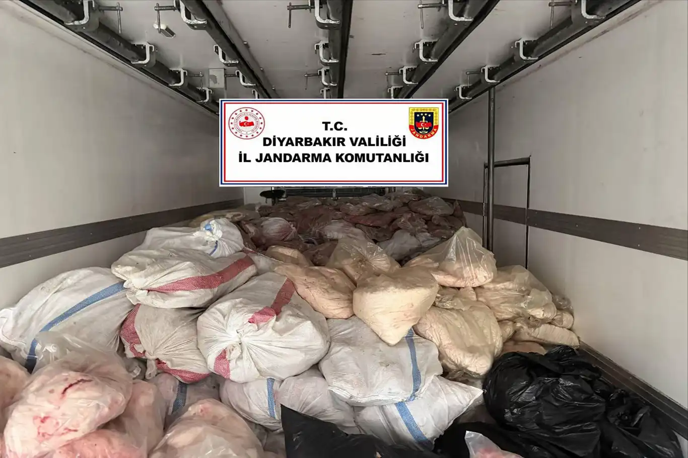Diyarbakır’da 8 ton sağlıksız hayvansal yağ ve sakatat ele geçirildi