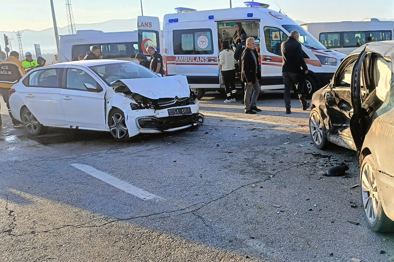 Malatya'da iki otomobil çarpıştı: 1'i ağır 6 yaralı