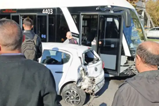 Malatya'da trambüs ile otomobil çarpıştı: 5 yaralı