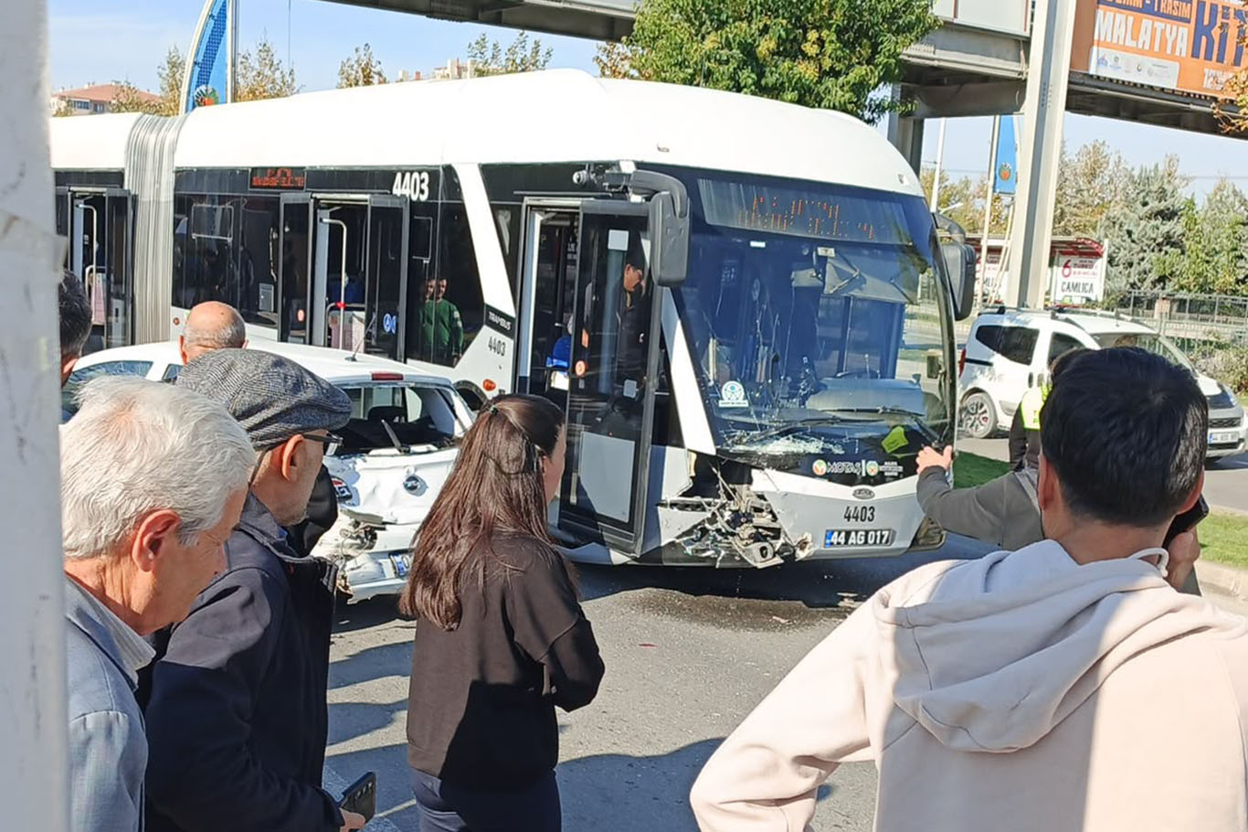 Malatya'da trambüs ile otomobil çarpıştı: 5 yaralı