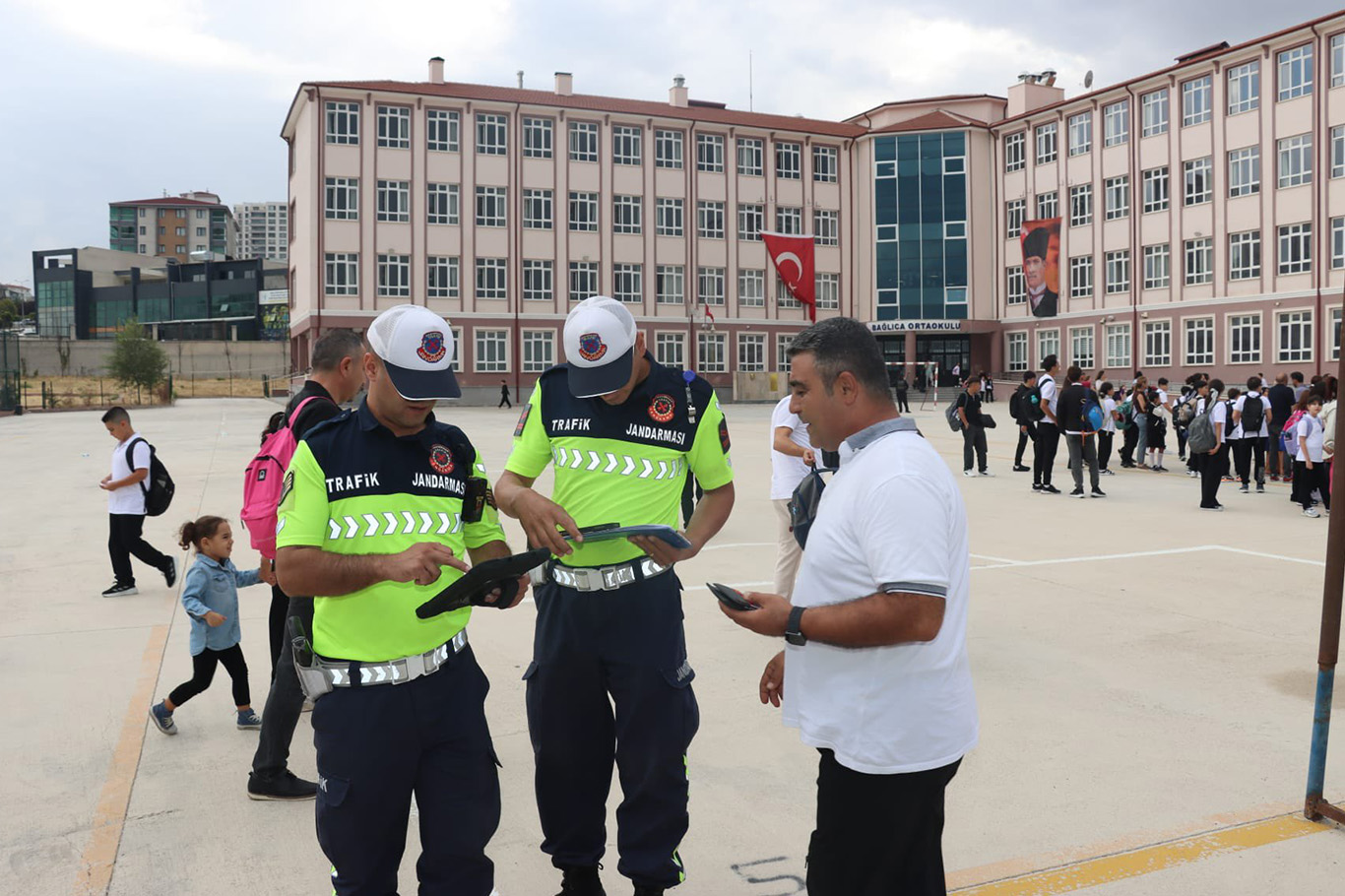 Ankara’da okul çevrelerinde denetimlerde 14 aranan kişi tespit edildi