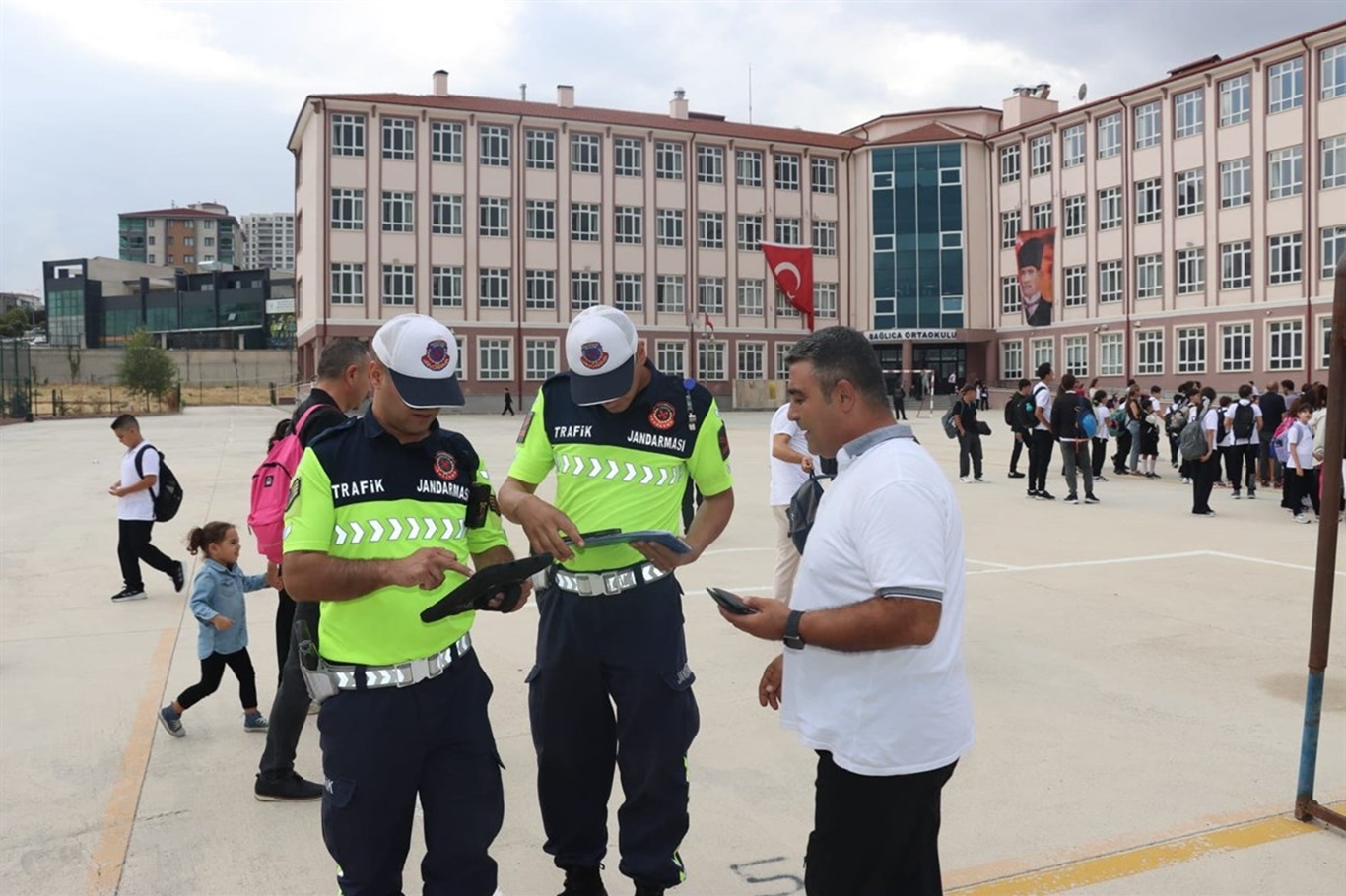 Ankara’da okul çevrelerinde denetim 14 aranan şahıs tespit edildi