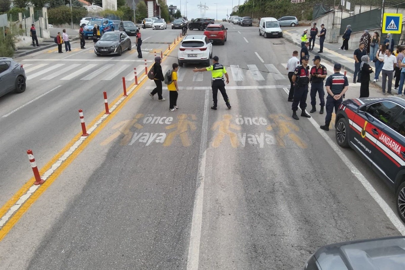Ankara’da okul çevrelerinde denetim 14 aranan şahıs tespit edildi