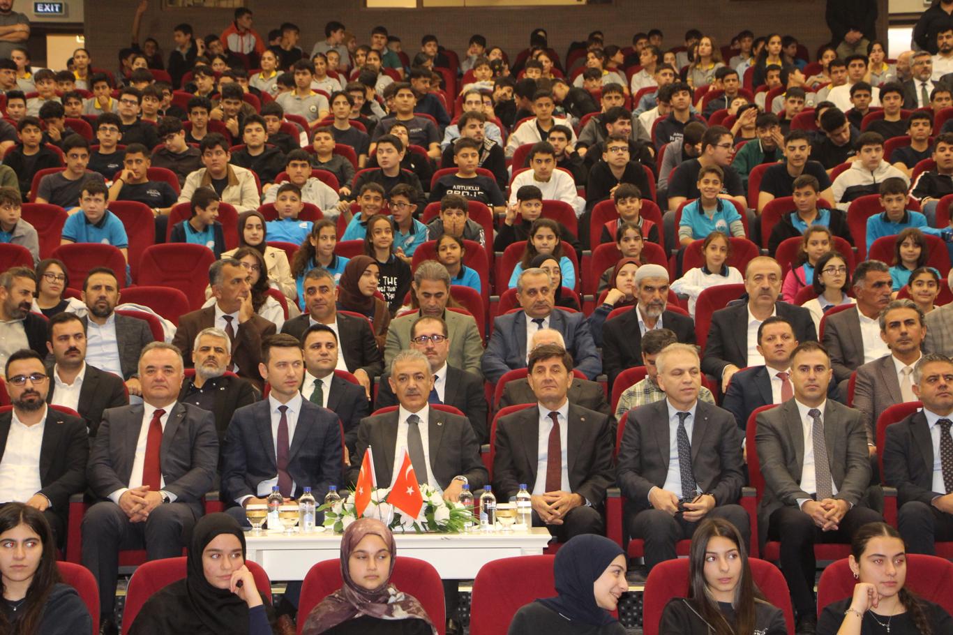 "İmam Hatip ruhu, bilgi ile ahlakı, akıl ile vicdanı, ilim ile irfanı buluşturma idealidir"