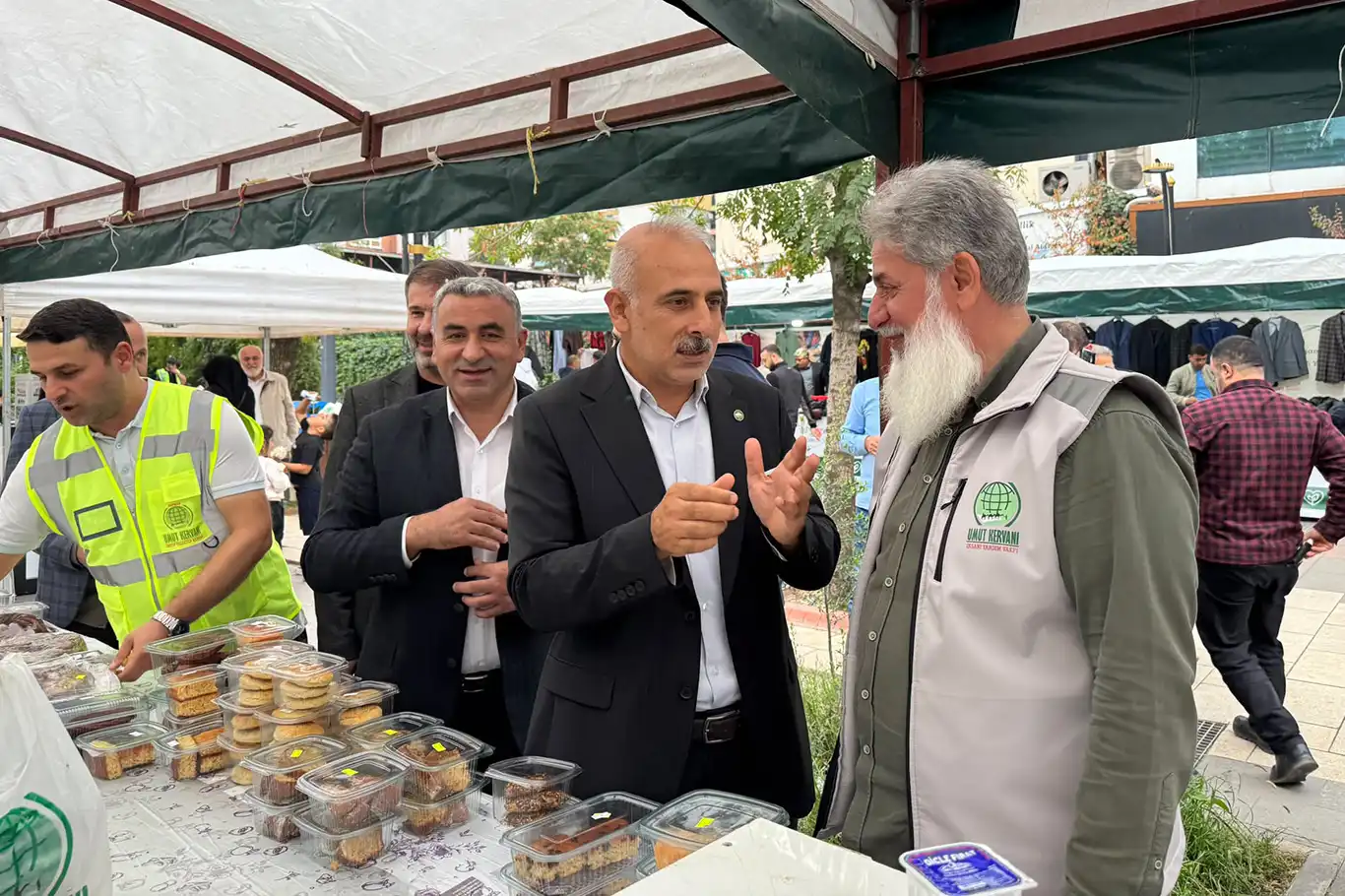 HÜDA PAR İl Başkanı Doğru, Umut Kervanı'nın yardım kermesini ziyaret etti