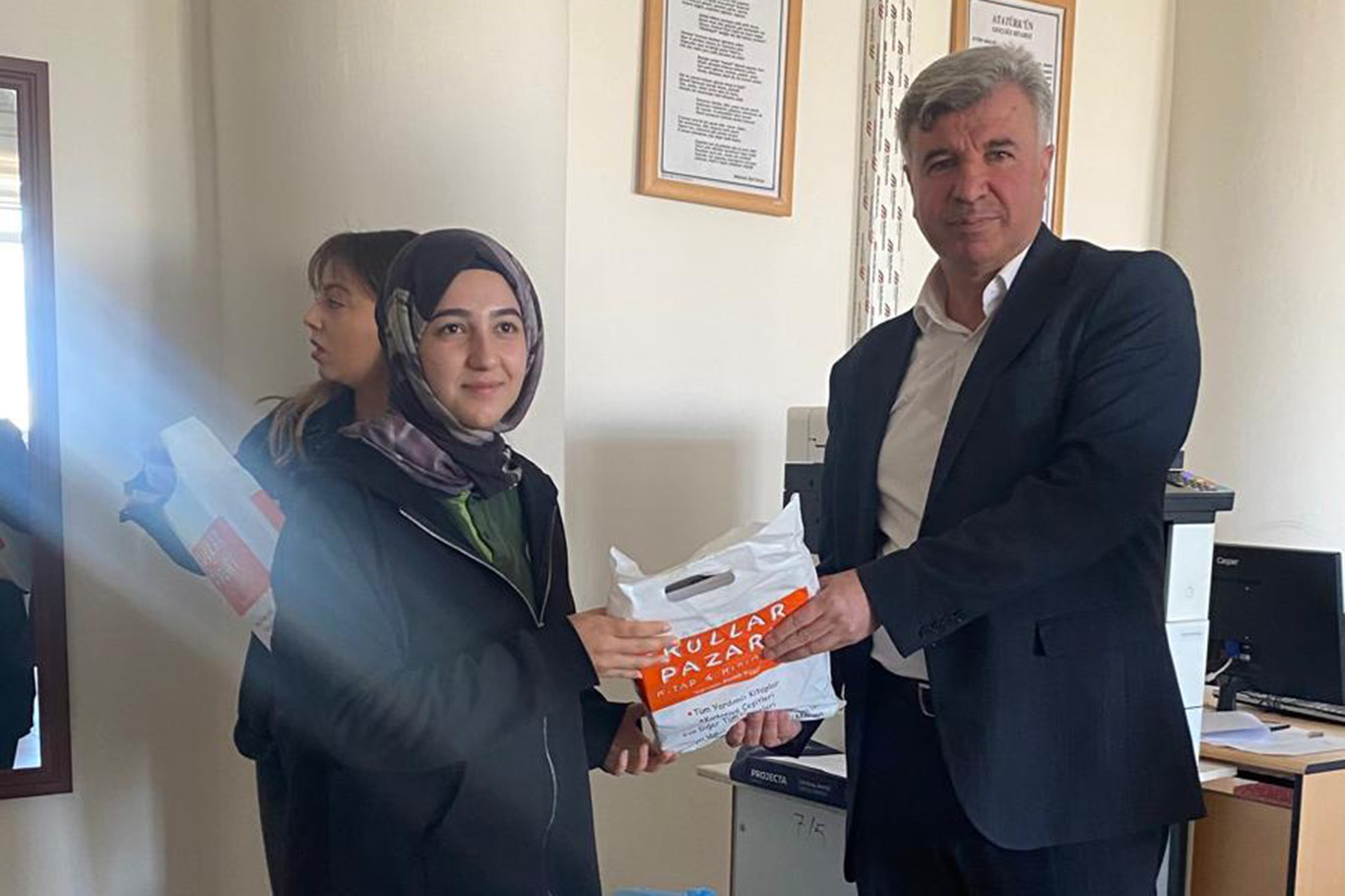 Kayapınar Belediye Başkanı Özhan'dan üniversiteye hazırlanan öğrencilere kitap desteği