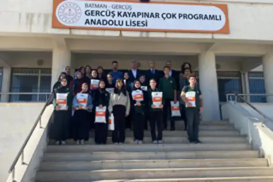 Kayapınar Belediye Başkanı Özhan'dan üniversiteye hazırlanan öğrencilere kitap desteği