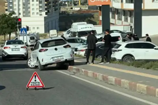 Siirt’te aynı noktada kazalar bitmiyor: Yine iki araç çarpıştı