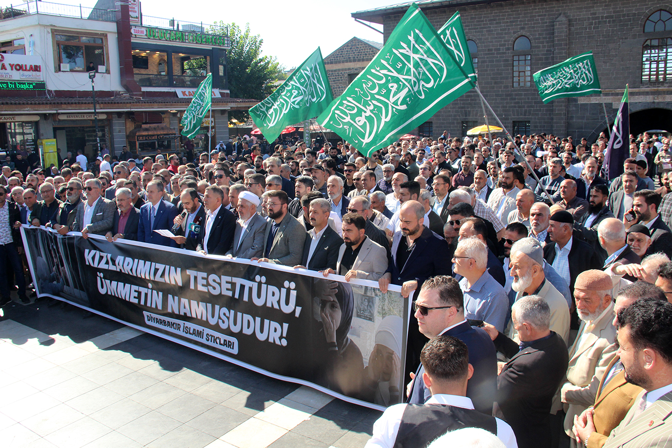 Diyarbakır'da Azerbaycan'daki başörtüsü yasağına tepki