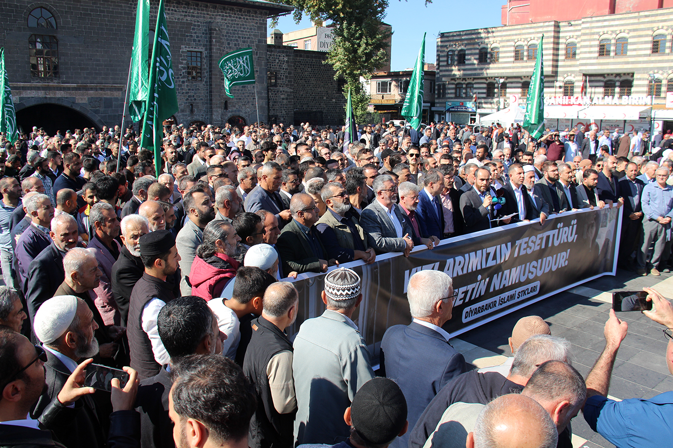 Diyarbakır'da Azerbaycan'daki başörtüsü yasağına tepki