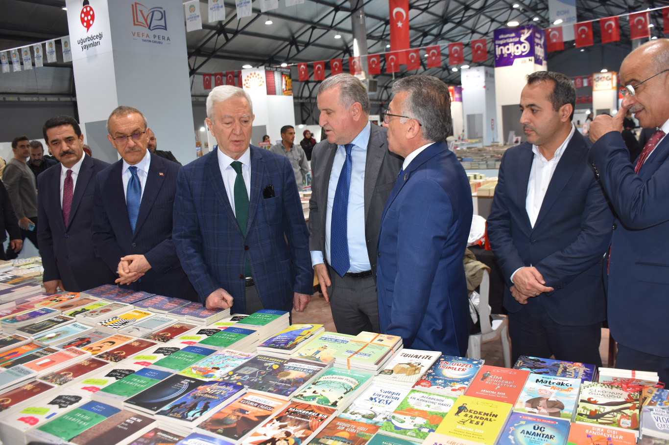 Bakan Bak: Dijital ortamda kitap okuma imkânı bulunsa da basılı kitabın kendine özgü bir yeri var