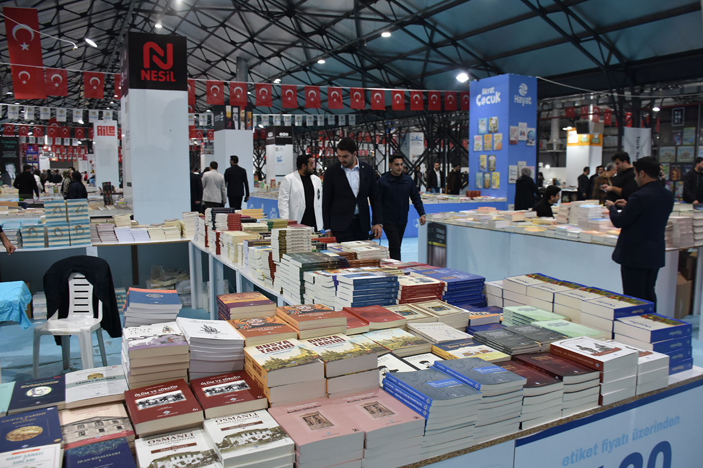 Bakan Bak: Dijital ortamda kitap okuma imkânı bulunsa da basılı kitabın kendine özgü bir yeri var