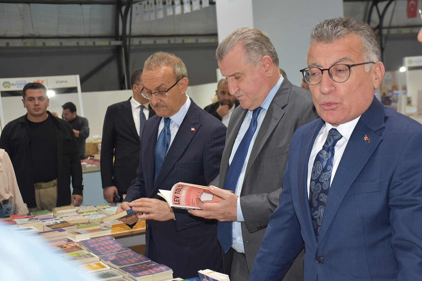 Bakan Bak: Dijital ortamda kitap okuma imkânı bulunsa da basılı kitabın kendine özgü bir yeri var