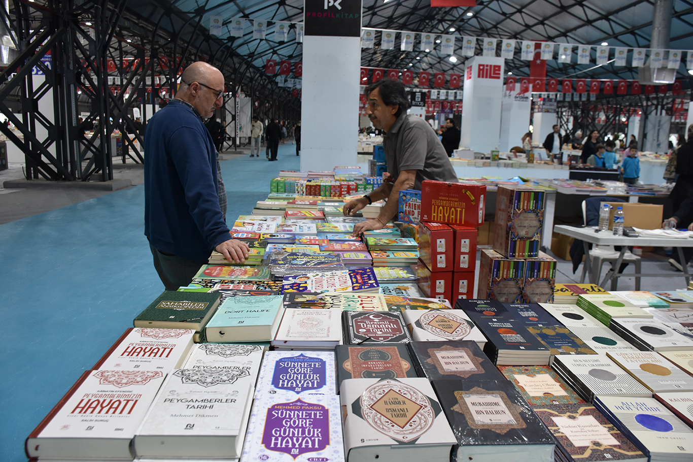 Bakan Bak: Dijital ortamda kitap okuma imkânı bulunsa da basılı kitabın kendine özgü bir yeri var