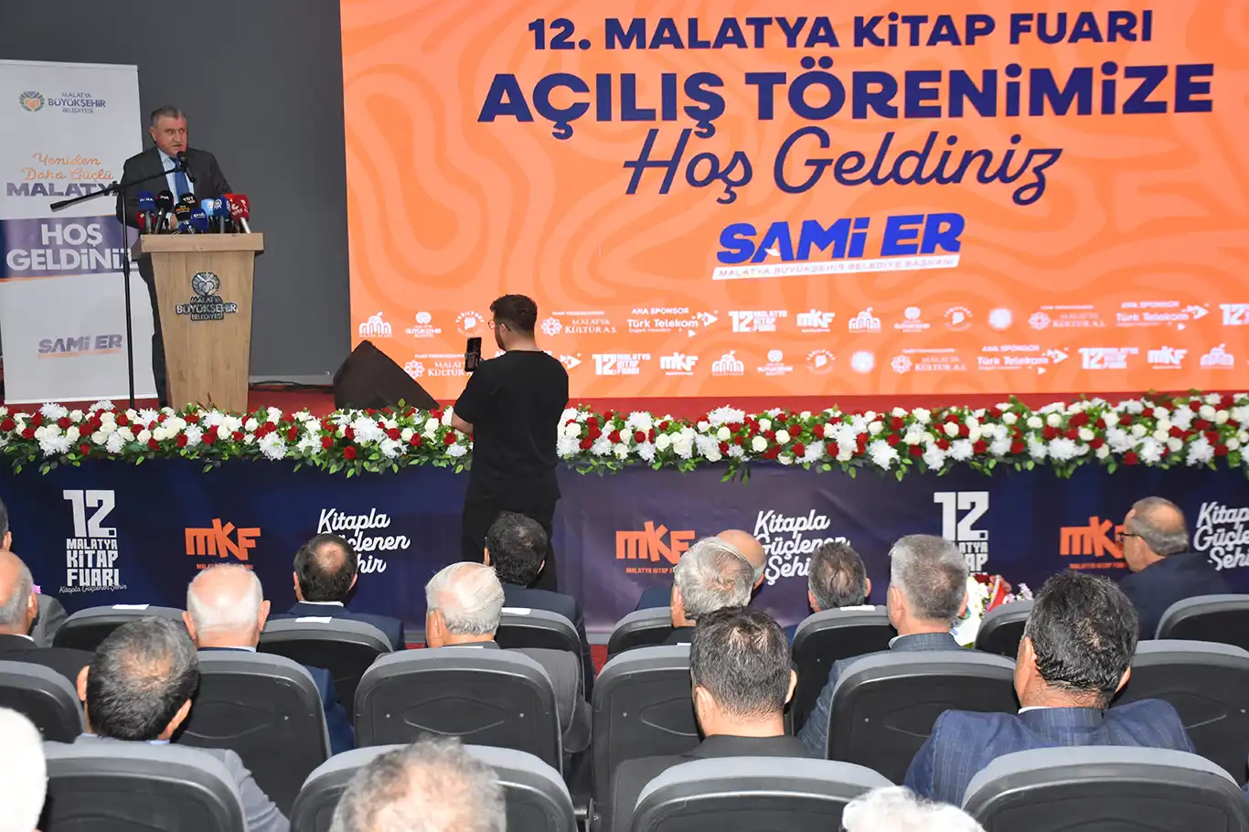 Bakan Bak: Dijital ortamda kitap okuma imkânı bulunsa da basılı kitabın kendine özgü bir yeri var
