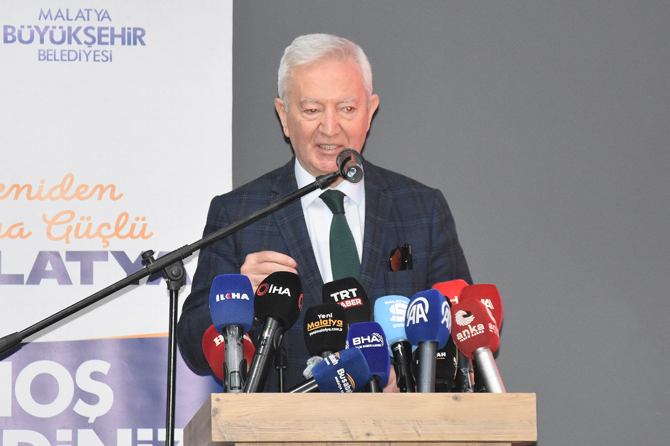Edebiyatçı Yazar Beşir Ayvazoğlu