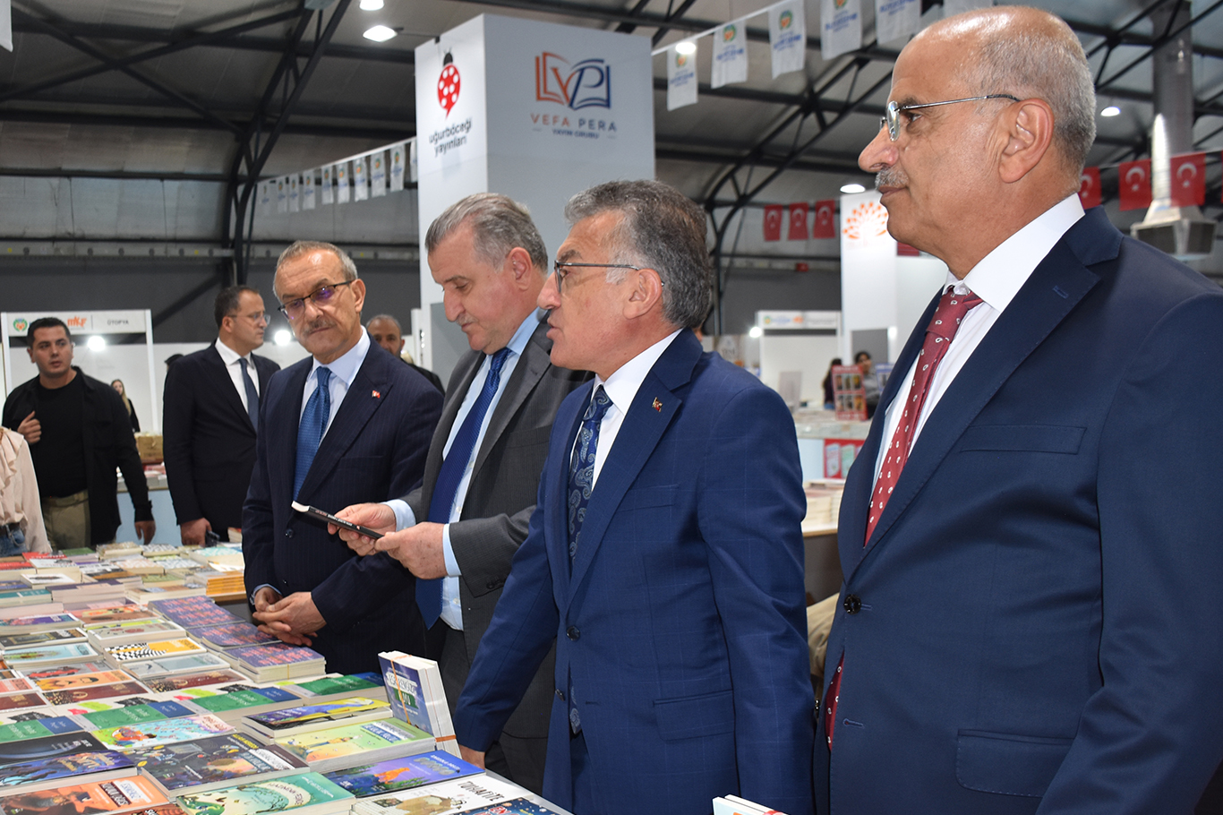 Bakan Bak: Dijital ortamda kitap okuma imkânı bulunsa da basılı kitabın kendine özgü bir yeri var
