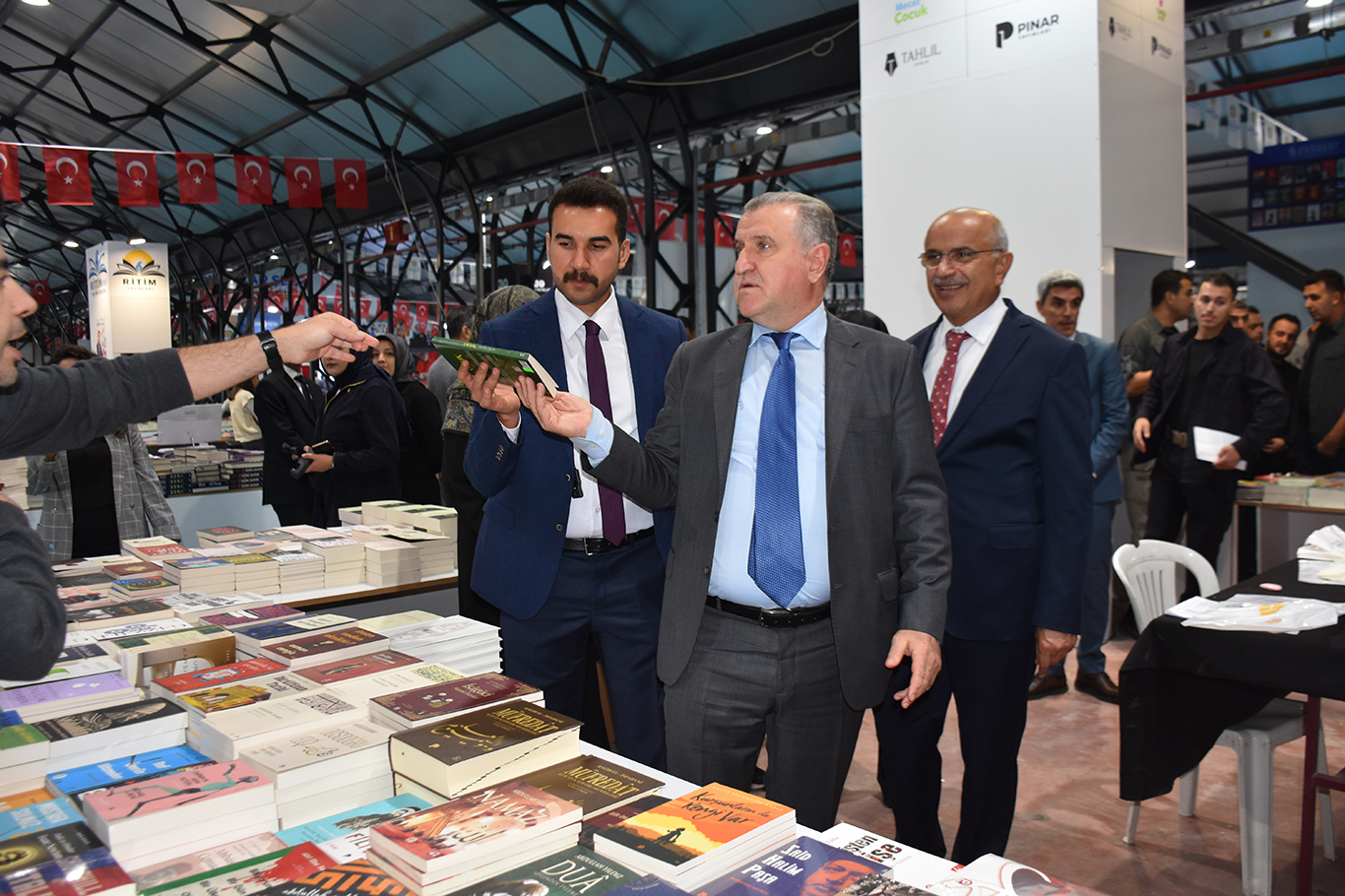 Bakan Bak: Dijital ortamda kitap okuma imkânı bulunsa da basılı kitabın kendine özgü bir yeri var