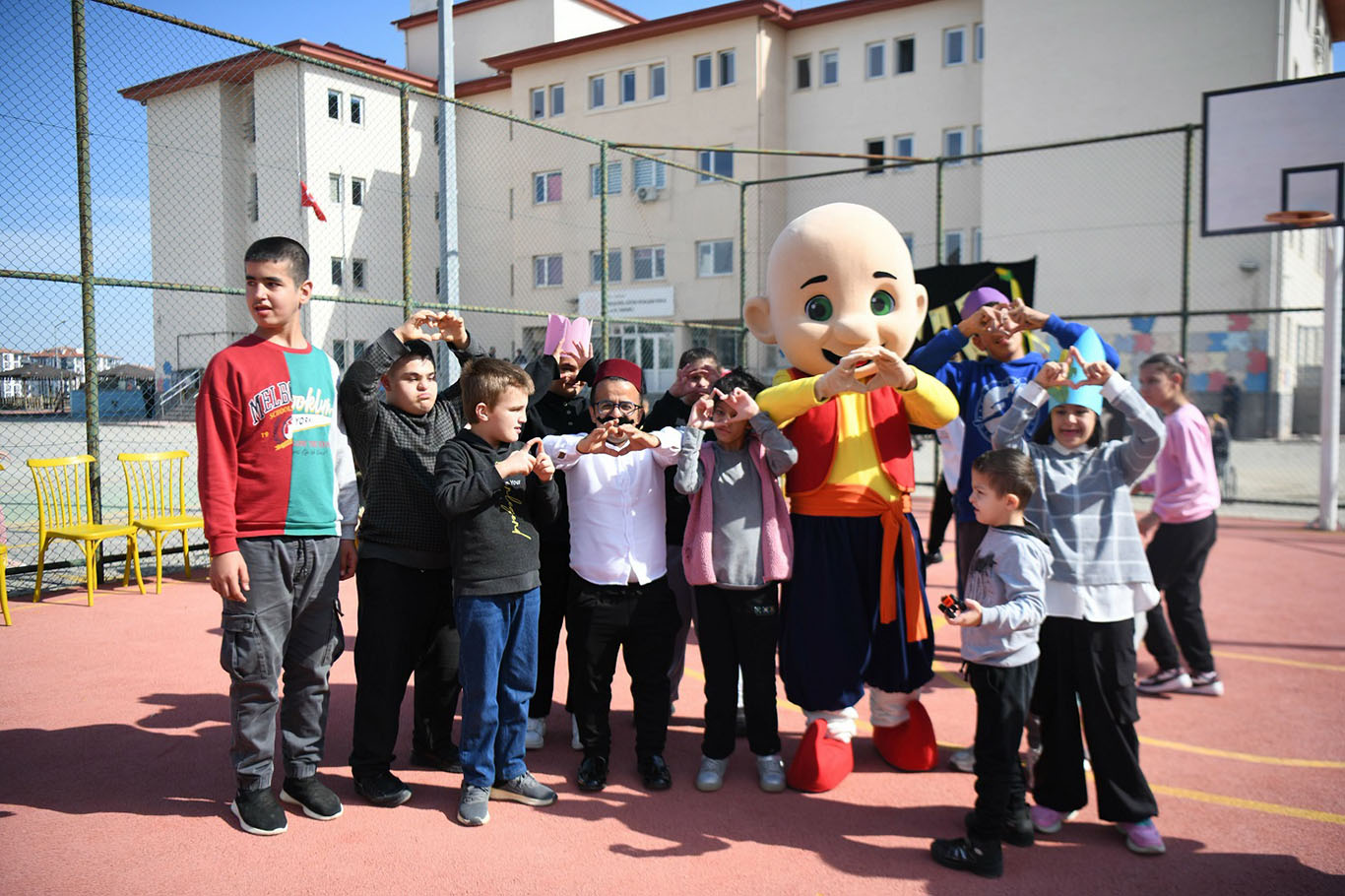 Yeşilyurt Belediyesi okullarda tiyatro gösterileri düzenliyor