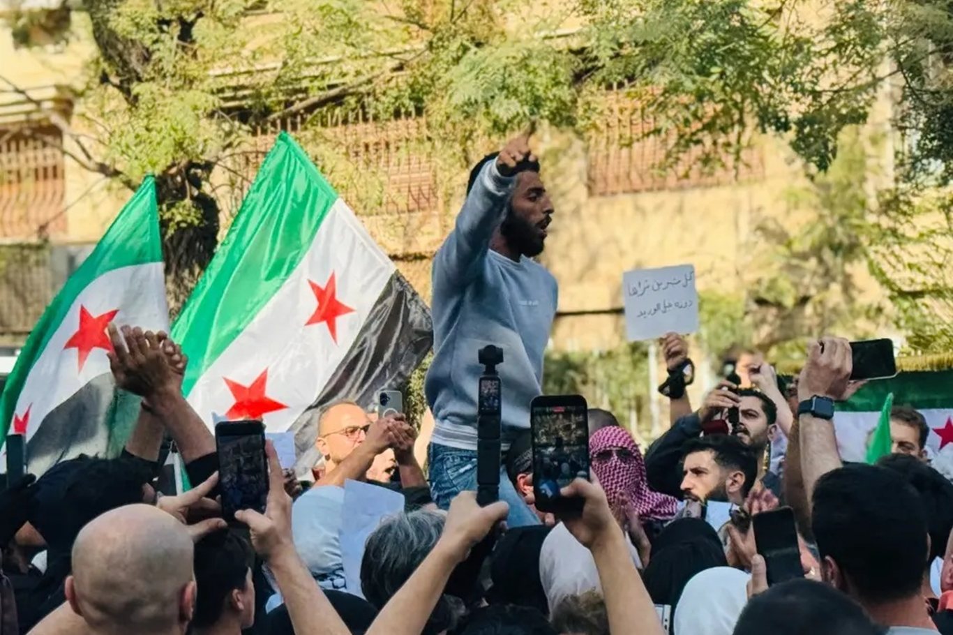 Suriye halkı, işgalcilerin ülkeye yönelik saldırılarını protesto etti