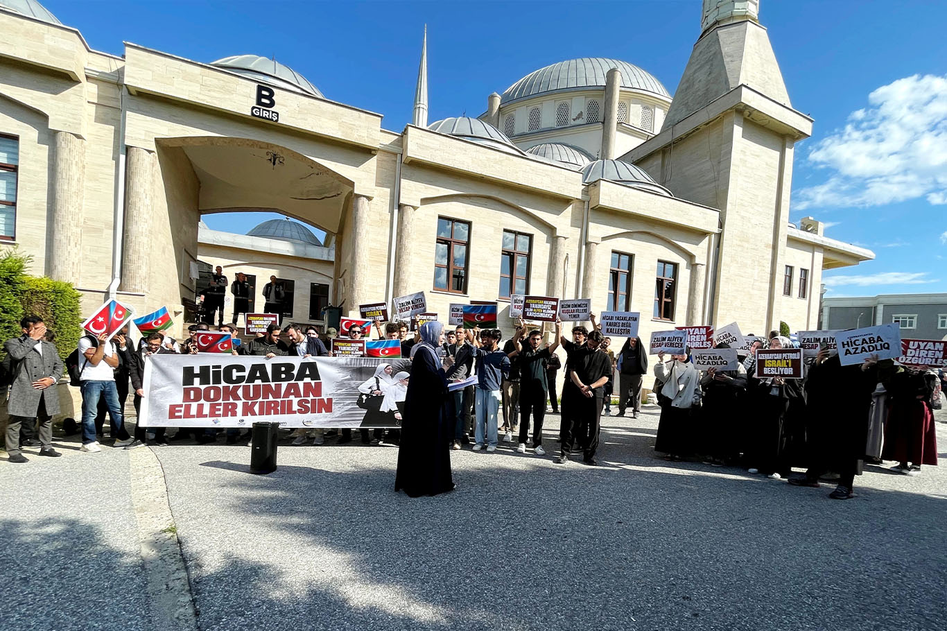 Sakarya Üniversitesi öğrencilerinden Azerbaycan'daki başörtüsü yasağı protestosu