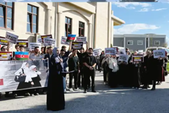 Sakarya Üniversitesi öğrencilerinden Azerbaycan'daki başörtüsü yasağı protestosu