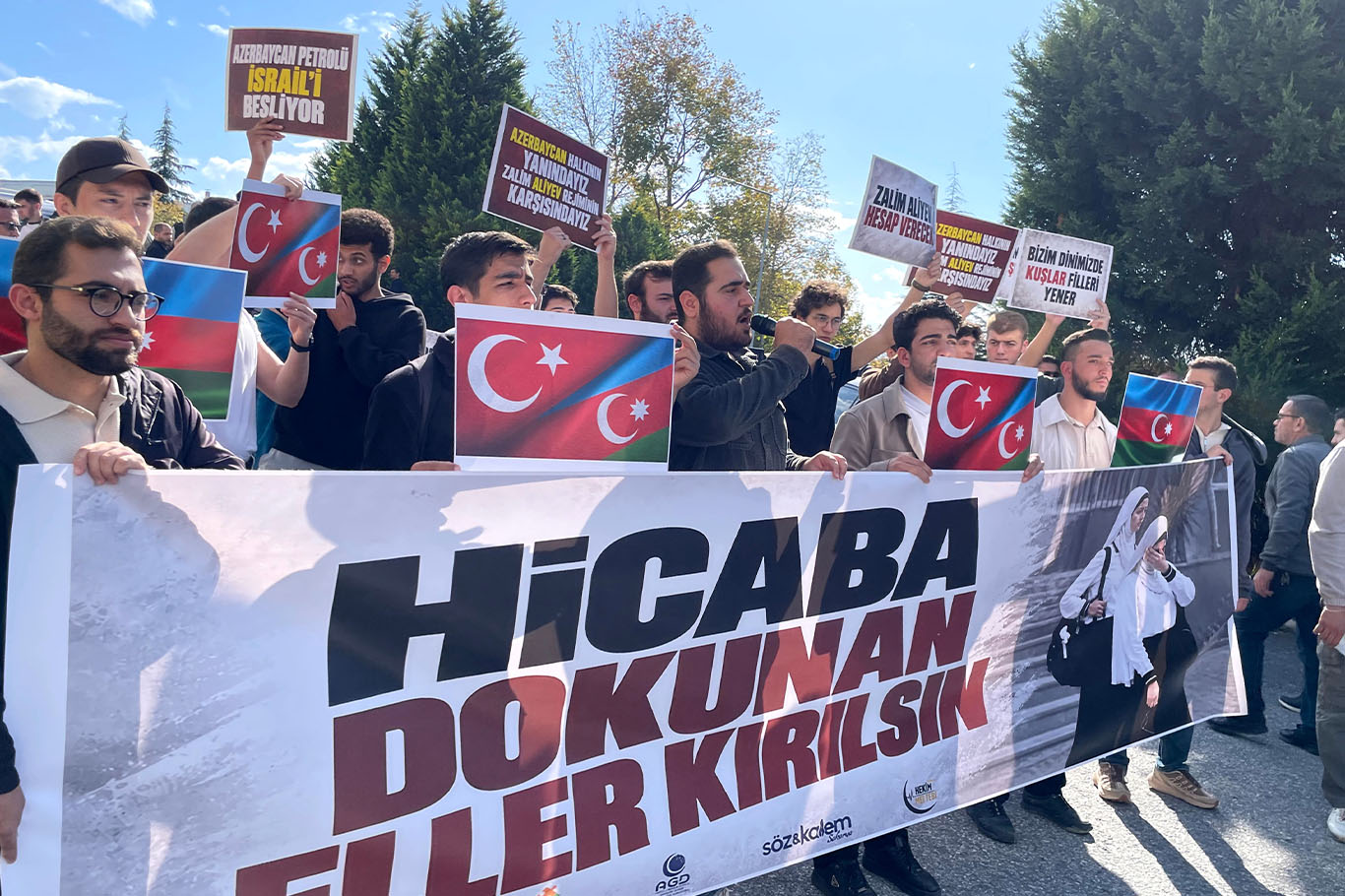 Sakarya Üniversitesi öğrencilerinden Azerbaycan'daki başörtüsü yasağı protestosu
