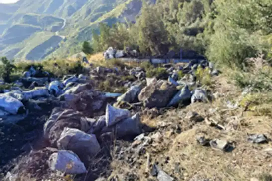 Antalya'da odun kömürü yüklü tır uçuruma devrildi: 2 yaralı