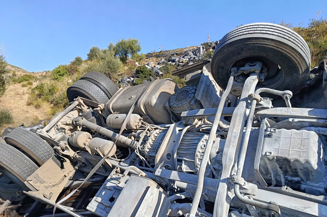 Antalya'da odun kömürü yüklü tır uçuruma devrildi: 2 yaralı