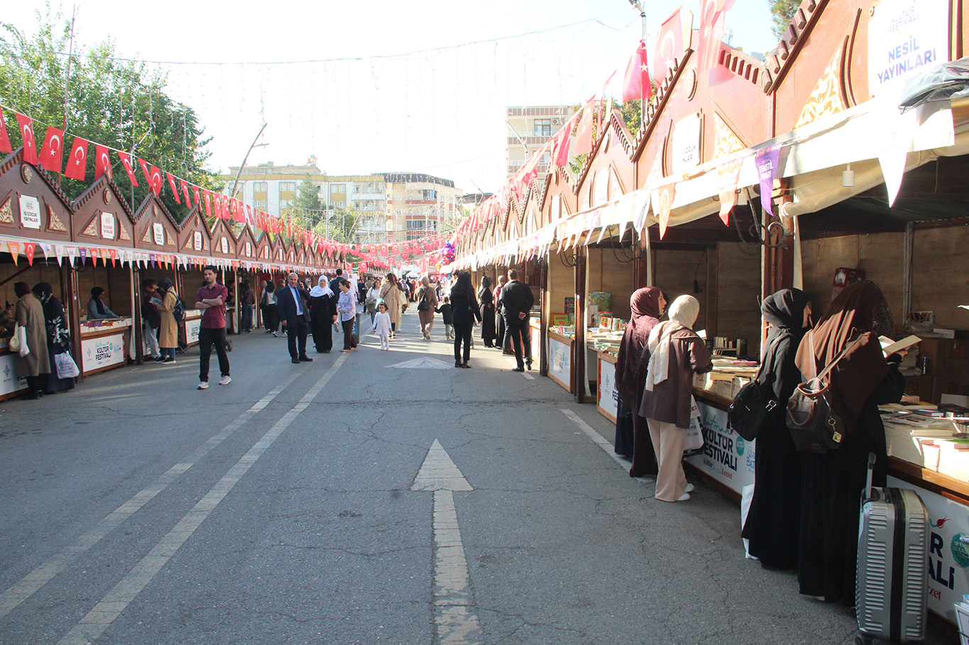 Yazarlar, sosyal medyanın gençleri okumaktan uzaklaştırdığına dikkat çekti