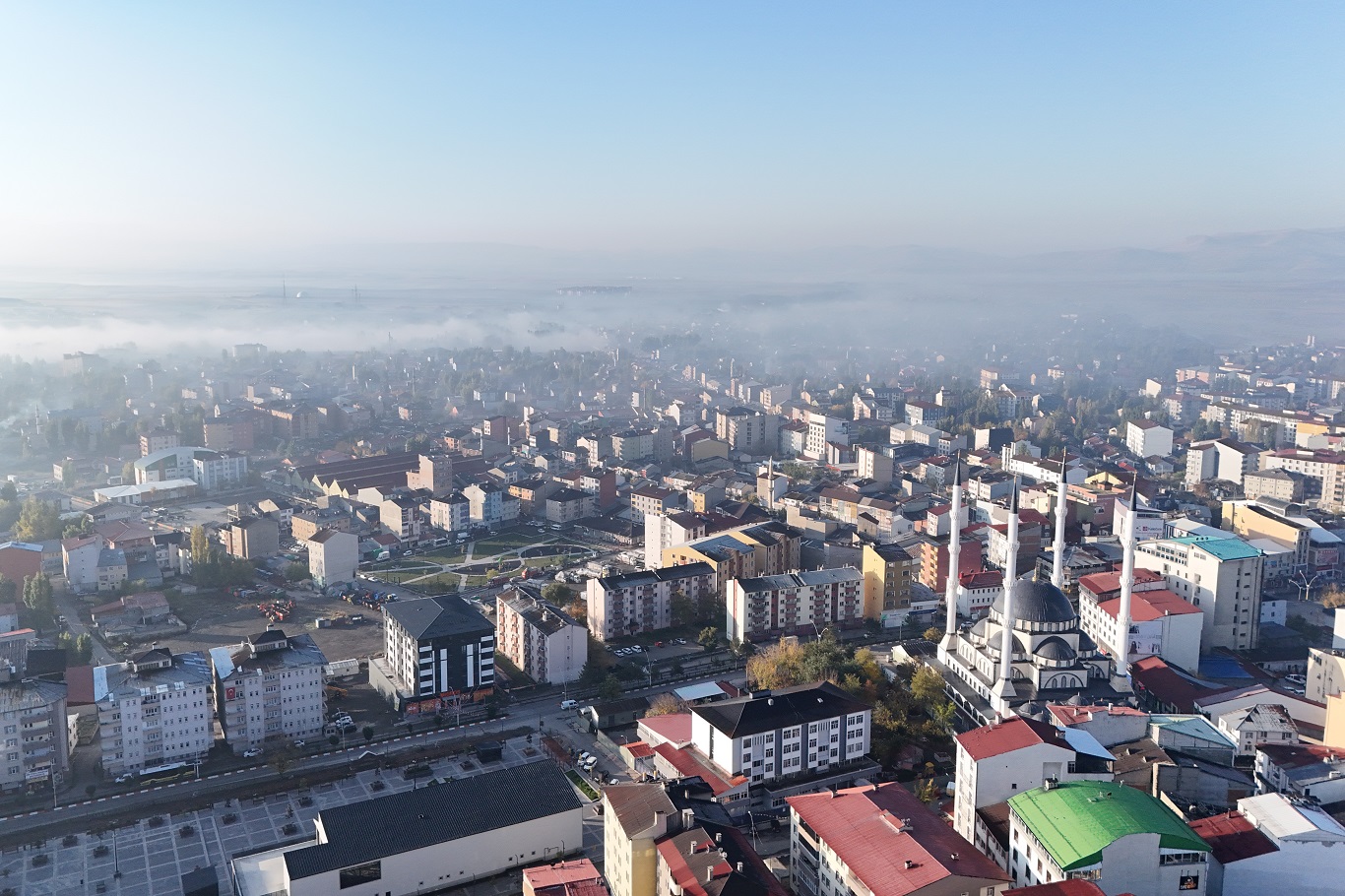 Nehir boyunca görsel şölen, kente sis çöktü