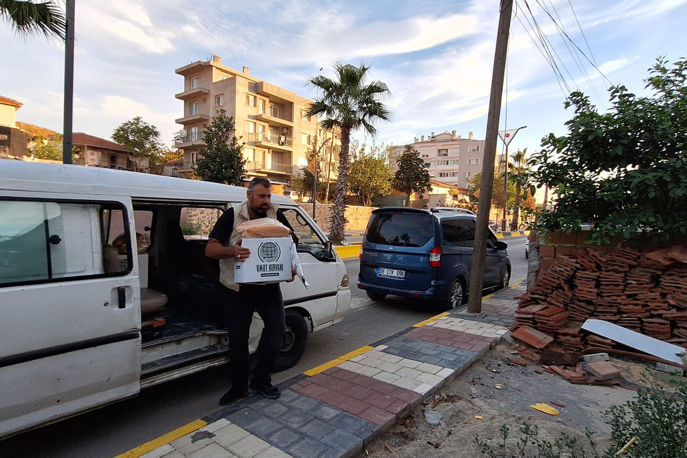İzmir Umut Kervanı’ndan ihtiyaç sahibi ailelere gıda yardımı