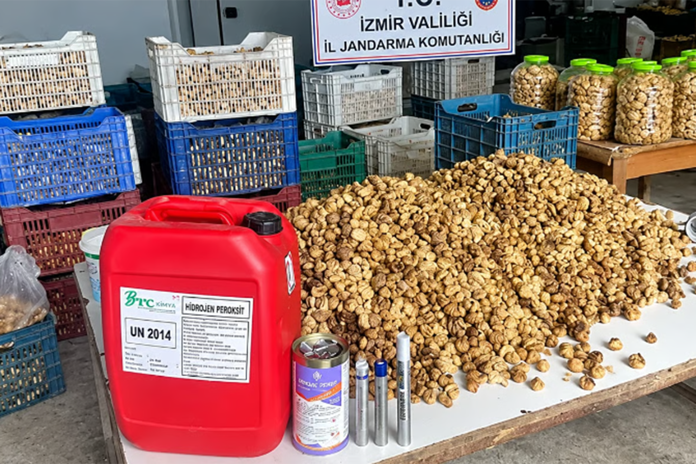 İzmir'de kimyasallarla beyazlatılmış 3 ton incir ele geçirildi
