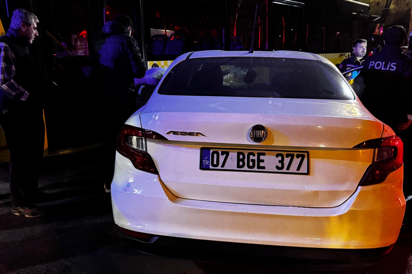 Batman'da otomobil belediye otobüsüne çarptı: 2 yaralı